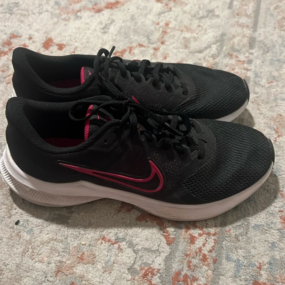 NIKE RUNNING SHOES